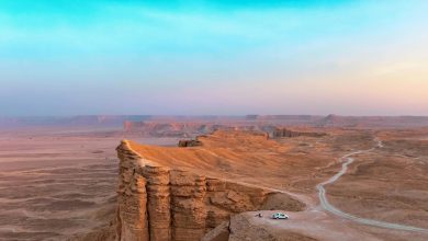 Stunning desert landscape at Edge of the World in Riyadh, Saudi Arabia during sunset.